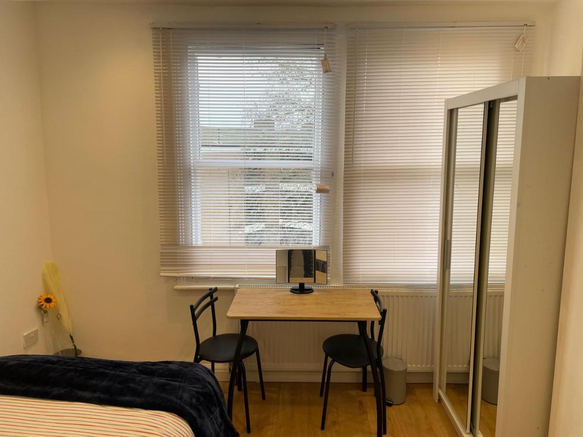 Self-Contained Flat On The 2Nd Floor You Will Share With One Other Guest, In A Family House 2 Minutes Walk From Tufnell Park Station 2Nd Floor With Stairs ลอนดอน ภายนอก รูปภาพ