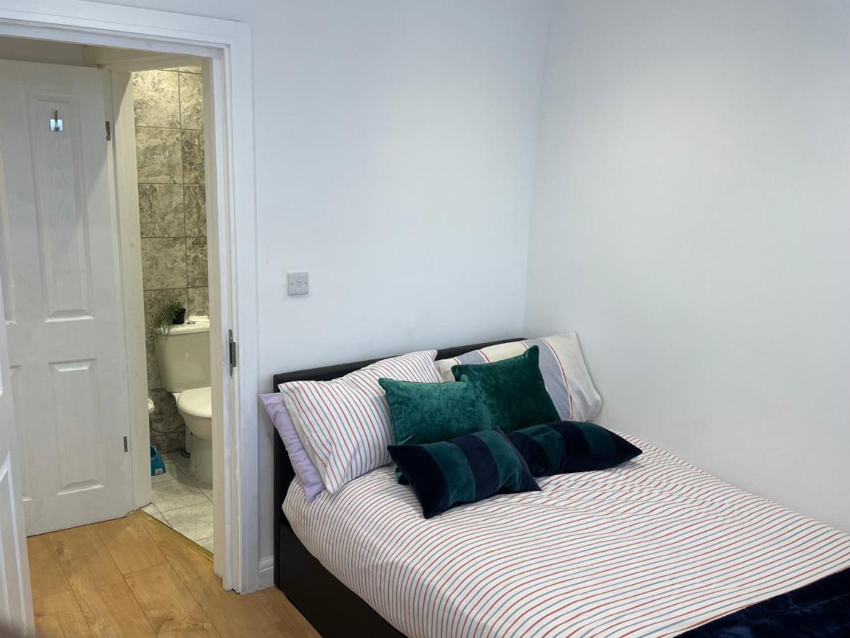 Self-Contained Flat On The 2Nd Floor You Will Share With One Other Guest, In A Family House 2 Minutes Walk From Tufnell Park Station 2Nd Floor With Stairs ลอนดอน ภายนอก รูปภาพ